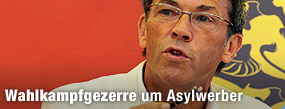 Asylsuchende als "Verschubmasse" / &copy;Bild: APA/Gert Eggenberger