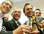 v.l. Uwe Scheuch, Gerhard Doerfler, Harald Dobernig / ©Bild: Reuters/Dominic Ebenbichler