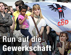 Bis zu 700 Neueintritte pro Woche / &copy;Bild: APA/Dietmar Stiplovsek
