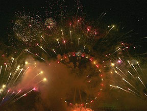 Feuerwerk beim London Eye.