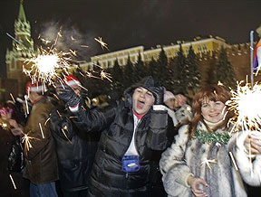 Ausgelassene Stimmung auf dem roten Platz in Moskau.