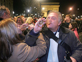 Anstoßen auf das neue Jahr in Paris.