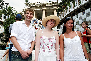Natascha Kampusch gemeinsam mit ihrer Schwester Sabina Sirny und Christoph Feurstein in Barcelona / ©Bild: ORF