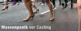 Straße mit Schuhen übersät / ©Bild: Reuters/Toussaint Kluiters (Montage)
