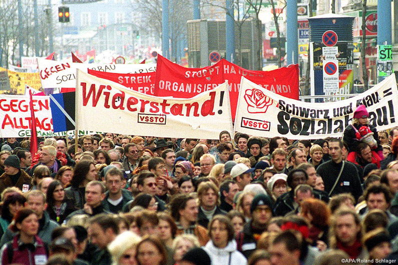 Der Demonstrationszug zieht ber die Wiener Ringstrae.