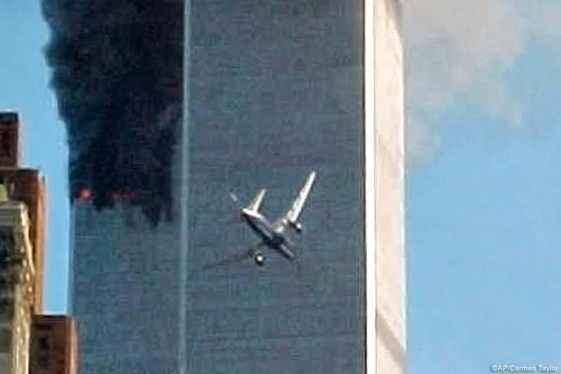 Eines der beiden Flugzeuge kracht in den Turm des World Trade Center.