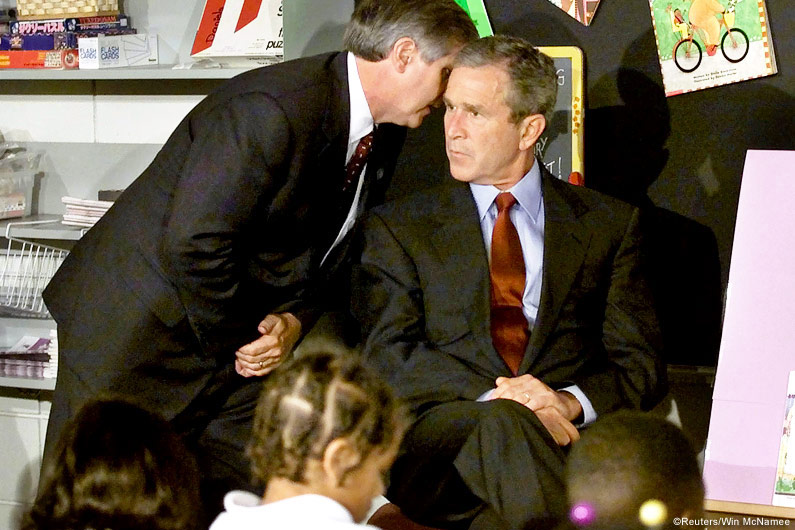 George W. Bush whrend des Besuchs im Kindergarten